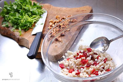 ボウルで押し麦とクランベリーを調味料であえる
