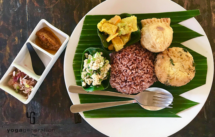 白い皿に乗ったナシチャンプル