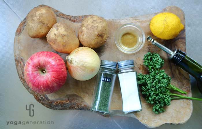 木製カットボードの上の材料