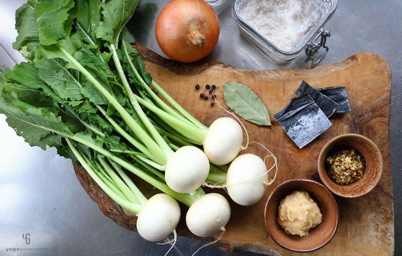 木製カットボードの上の蕪や玉ねぎなどの材料