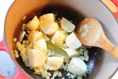 材料を鍋で炒めていく