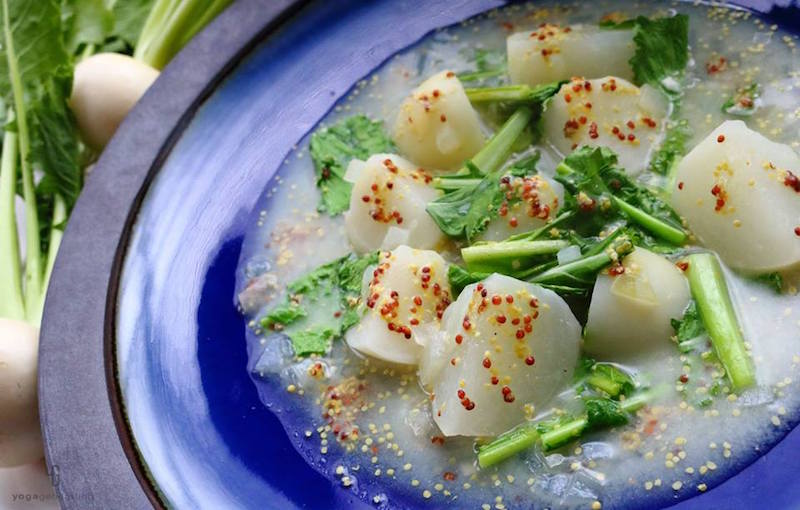 群青色のお皿に蕪のスープ