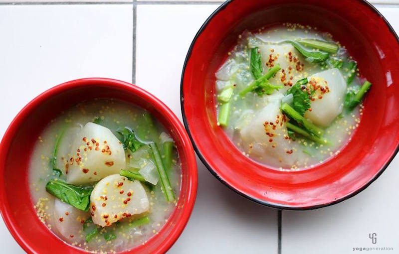 赤い器に入った蕪のスープ