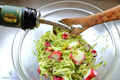 ボウルにオリーブオイルをまわしかける