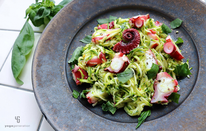 黒いさらにズッキーニとタコのサラダ