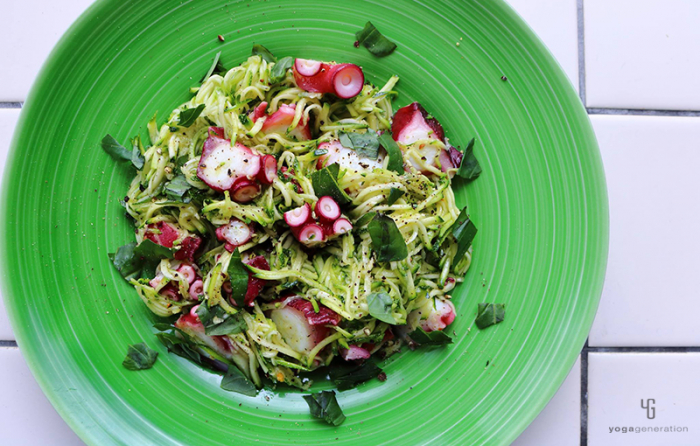 緑の皿にズッキーニとタコのサラダ