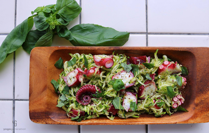 木の器にズッキーニとタコのサラダ