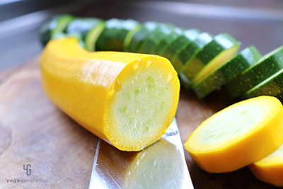 ズッキーニをスライスする