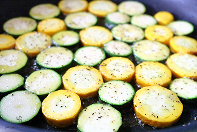 フライパンでズッキーニを焼く
