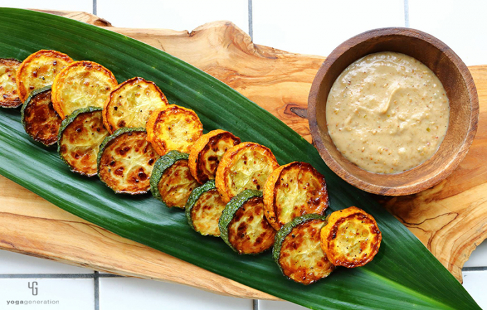 カッティングボードに乗ったゴマソースと焼きズッキーニ