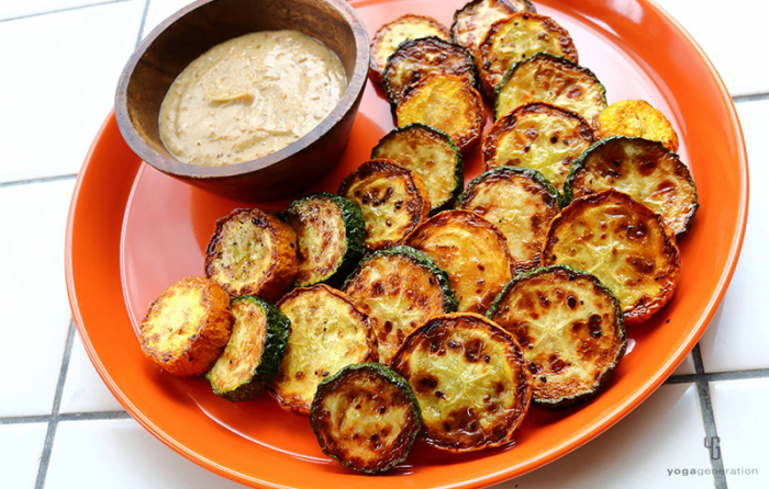 オレンジ色の皿にゴマソースと焼きズッキーニ