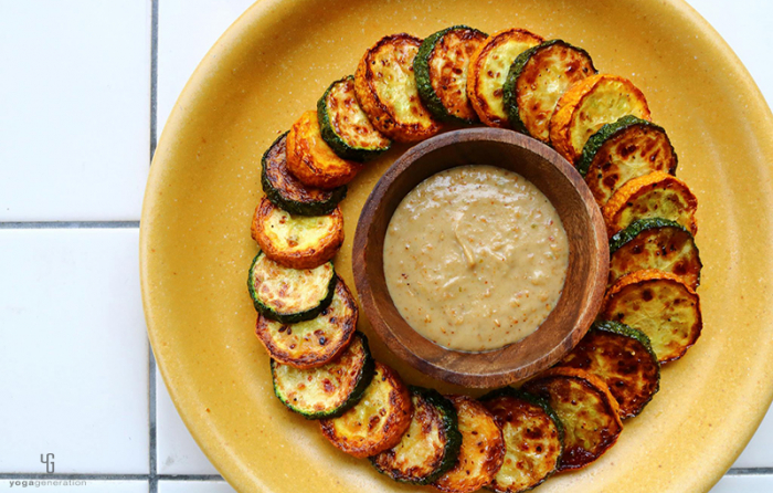 黄色の皿にゴマソースと焼きズッキーニ