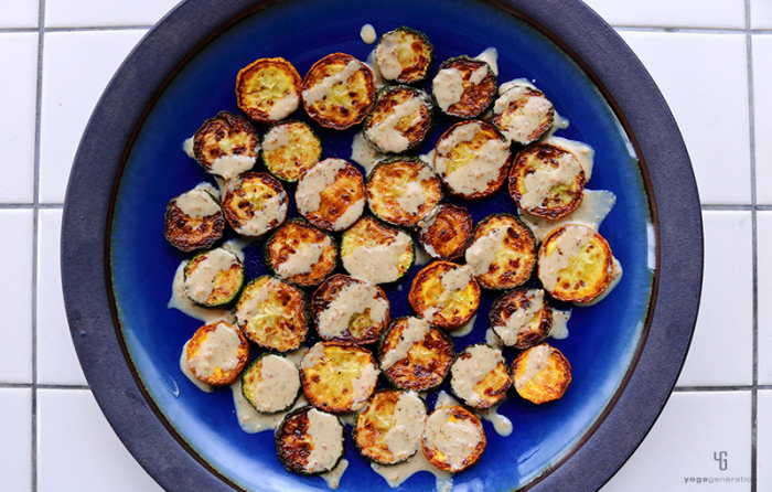 青の皿にゴマソースと焼きズッキーニ