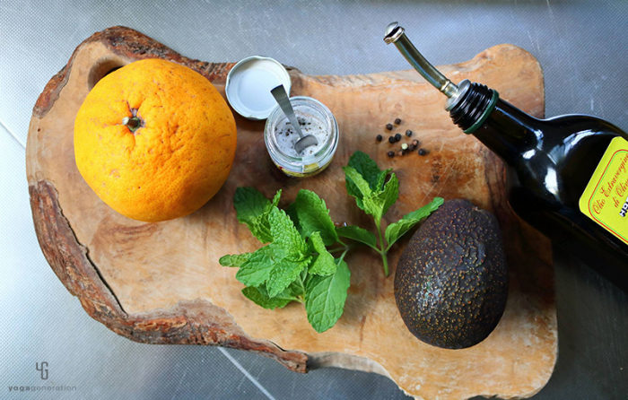 木製カットボードの上の材料