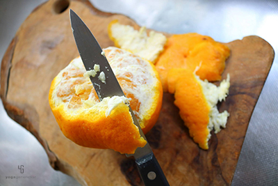 甘夏の皮を優しくむく