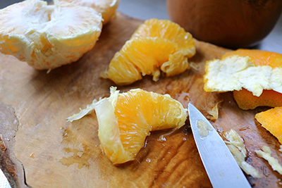 甘夏の薄皮をむいていく