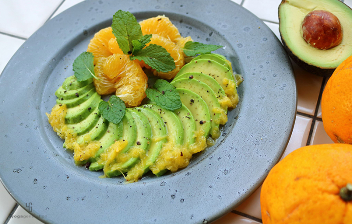 グレーの皿に甘夏とアボカド