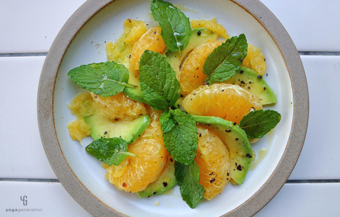 白い皿に放射線状に並べられたアボカドと甘夏のサラダ