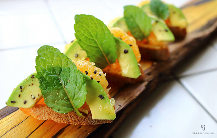 ウッドボードに並べられたアボカドと甘夏のサラダ