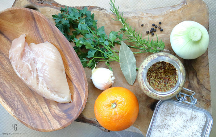 木製カットボードの上の材料