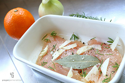 スライスした鶏胸肉にハーブを散らし寝かせる