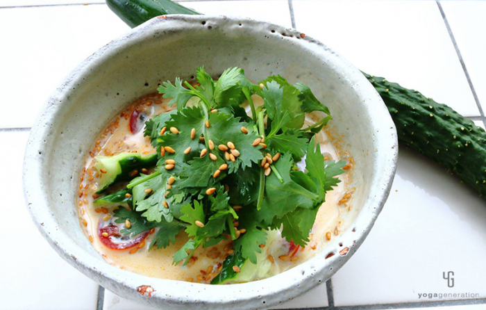 レッドカレー風味♪｜キュウリとトマトの豆乳スープ