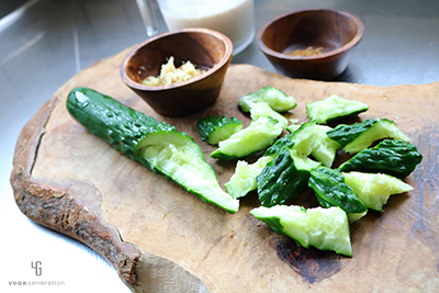 キュウリを板ずりして一口大に割る