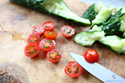 トマトを上下で二等分に切る