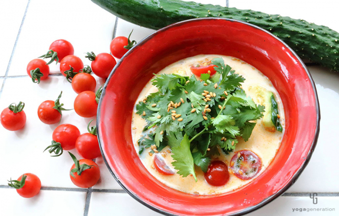 赤い器にキュウリとトマトの豆乳スープ