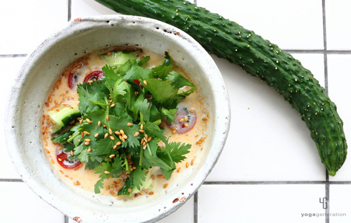 白い器に入ったキュウリとトマトの豆乳スープ