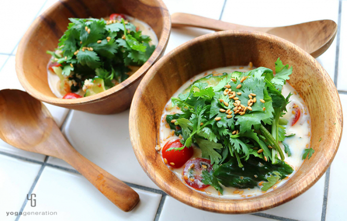 木の器に入ったキュウリとトマトの豆乳スープ