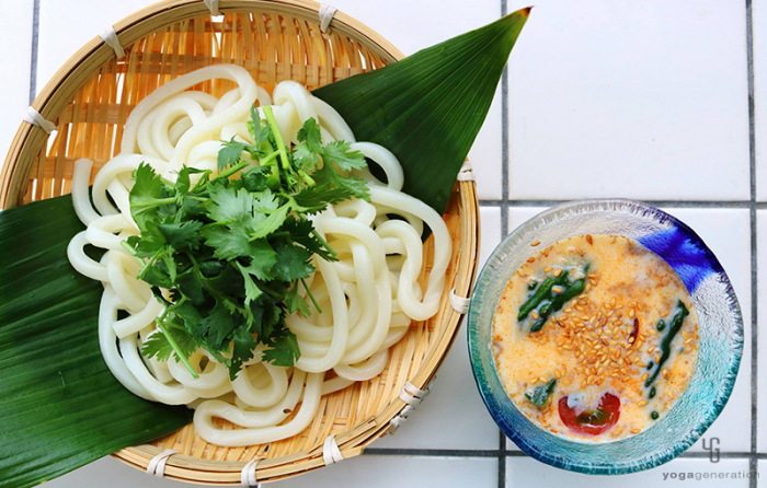 キュウリとトマトの豆乳スープとざるうどん