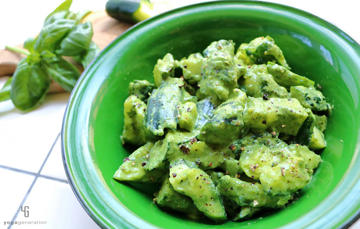 ガーリック・ヨーグルト・ドレッシングでキュウリのサラダ