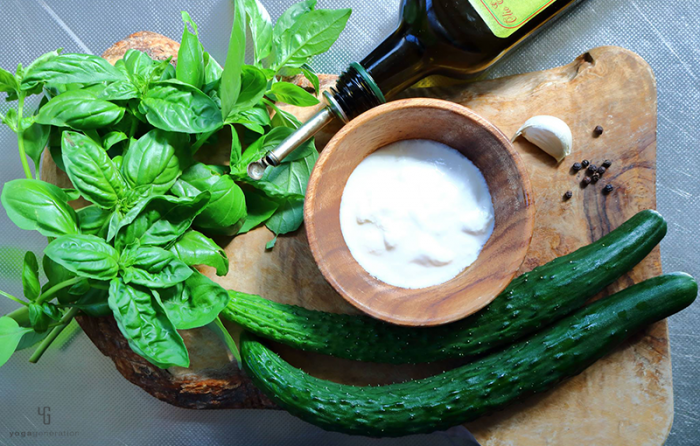 木製カットボードの上の材料