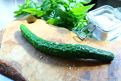 キュウリを板ずりする