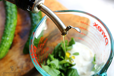 ドレッシングの材料をミキサーにかける