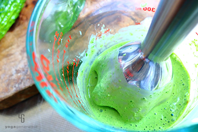 ミキサーで撹拌しているドレッシング