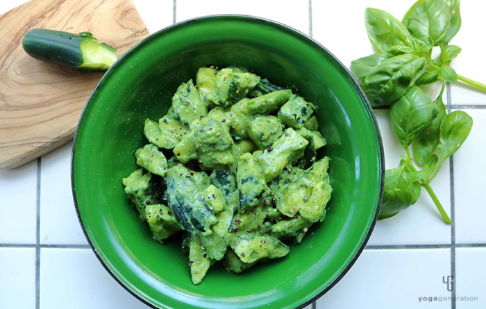 緑の器に入ったキュウリのサラダ