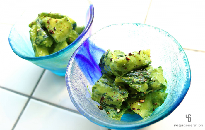 ガラスの器に入ったキュウリのサラダ