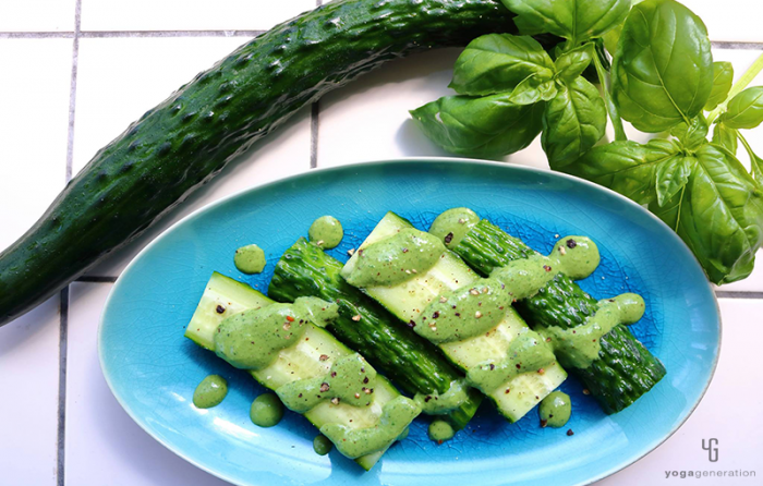 ターコイズの皿に乗ったキュウリのサラダ