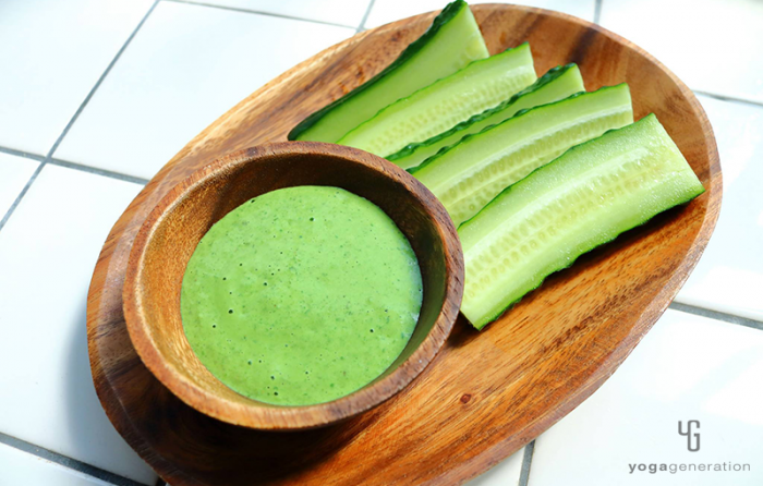 木の皿に乗ったキュウリのサラダ