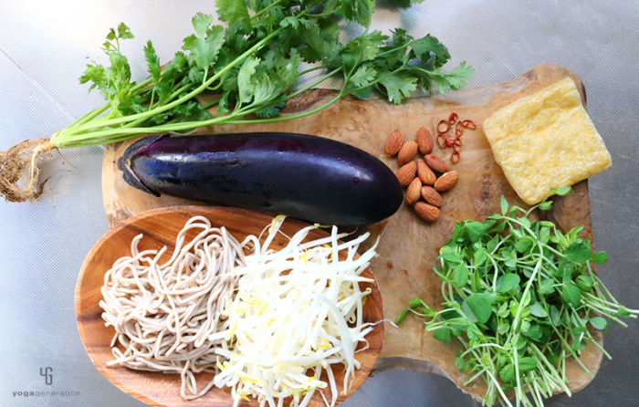 木製カットボードの上の材料