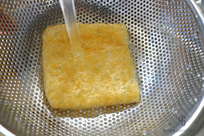 油揚げを熱湯で油抜きする