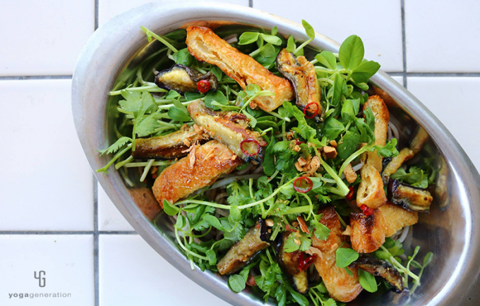 銀色の器に入ったナスと油揚げの蕎麦サラダ