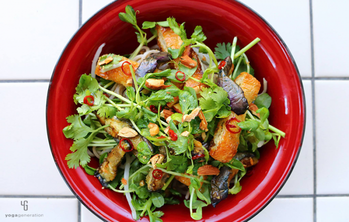 赤い器に入ったナスと油揚げの蕎麦サラダ