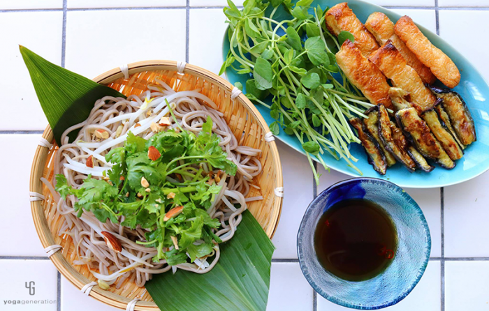 つけ蕎麦風のナスと油揚げの蕎麦サラダ