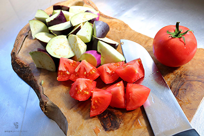 ナスとトマトを一口大に切る