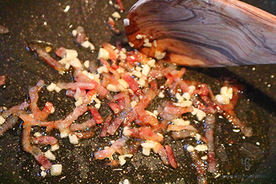 ベーコンを少量の油で炒める