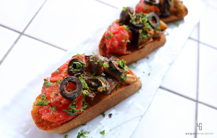 パンに乗せたナスとトマトとベーコンのガーリック醤油炒め