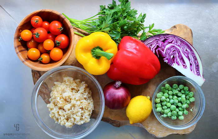 木製カットボードの上の材料